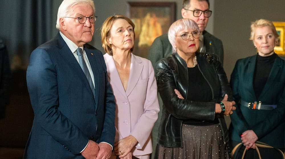 Bundespräsident Frank-Walter Steinmeier (l-r), seine Frau Elke Büdenbender, Claudia Roth, Beauftrage der Bundesregierung für Kultur und Medien, und Oleksii Makeiev, Botschafter der Ukraine in Deutschland, schauen sich die Ausstellung «Von Odesa nach Berlin» an.  / Foto: Christophe Gateau/dpa