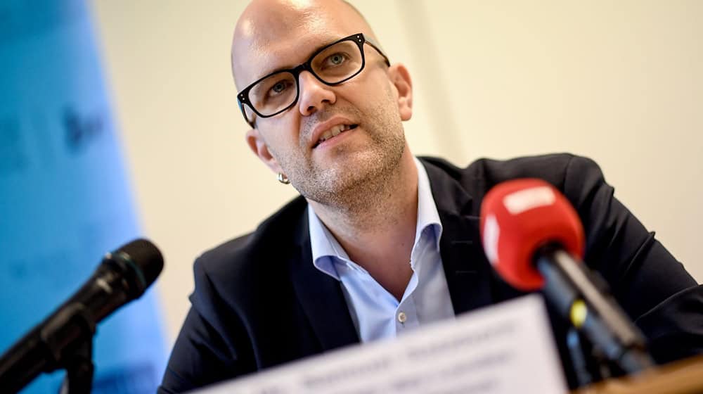 Der Antisemitismusbeauftragte Samuel Salzborn gab die Studie in Auftrag. (Archivbild)  / Foto: Britta Pedersen/dpa-Zentralbild/dpa