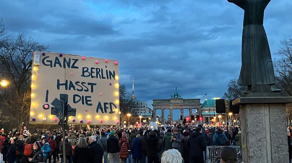 Mit einem «Lichtermeer» demonstrieren Tausende am Brandenburger Tor gegen Rechtspopulisten. / Foto: Monika Wendel/dpa