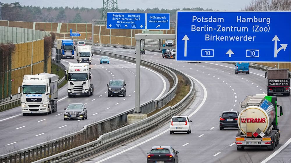 Die Umweltgruppe Extinction Rebellion wirbt mit einer Aktion auf einigen Abschnitten des Berliner Rings für ein Tempolimit. (Archivbild) / Foto: Soeren Stache/dpa