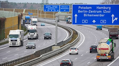 Die Umweltgruppe Extinction Rebellion wirbt mit einer Aktion auf einigen Abschnitten des Berliner Rings für ein Tempolimit. (Archivbild) / Foto: Soeren Stache/dpa