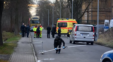 Der Tod eines sächsischen Polizisten bei einem Einsatz in Südbrandenburg hat große Anteilnahme ausgelöst. Der Beamte wurde bei der Fahndung nach Autodieben überfahren.  / Foto: Robert Michael/dpa