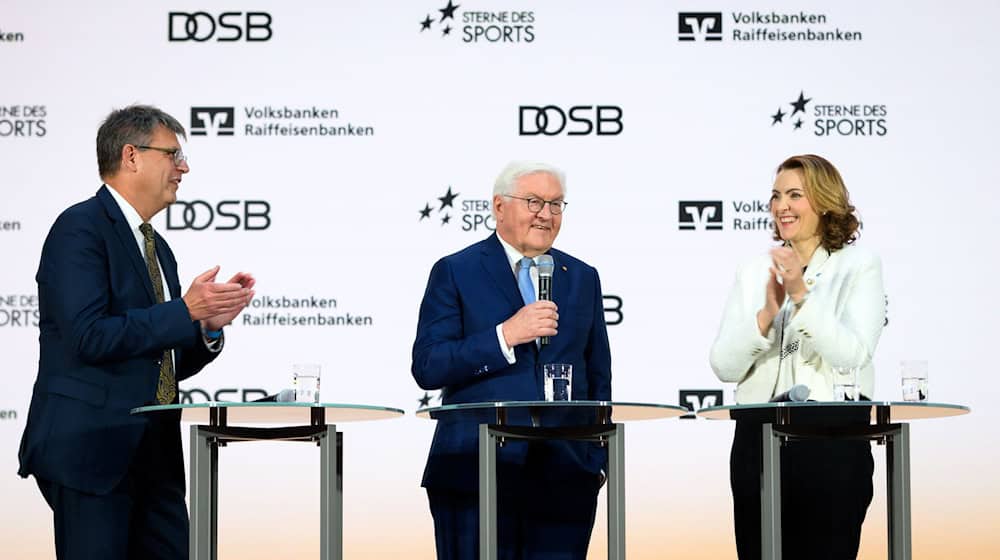 Thomas Weikert (l-r), Präsident des Deutschen Olympischen Sportbundes (DOSB), Bundespräsident Frank-Walter Steinmeier und Marija Kolak, Präsidentin des Bundesverbandes der Deutschen Volksbanken und Raiffeisenbanken (BVR), verleihen die «Sterne des Sports» in Gold  / Foto: Bernd von Jutrczenka/dpa