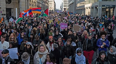 Seit 2019 ist der Internationale Frauentag am 8. März in Berlin ein gesetzlicher Feiertag. (Archivbild) / Foto: Christophe Gateau/dpa