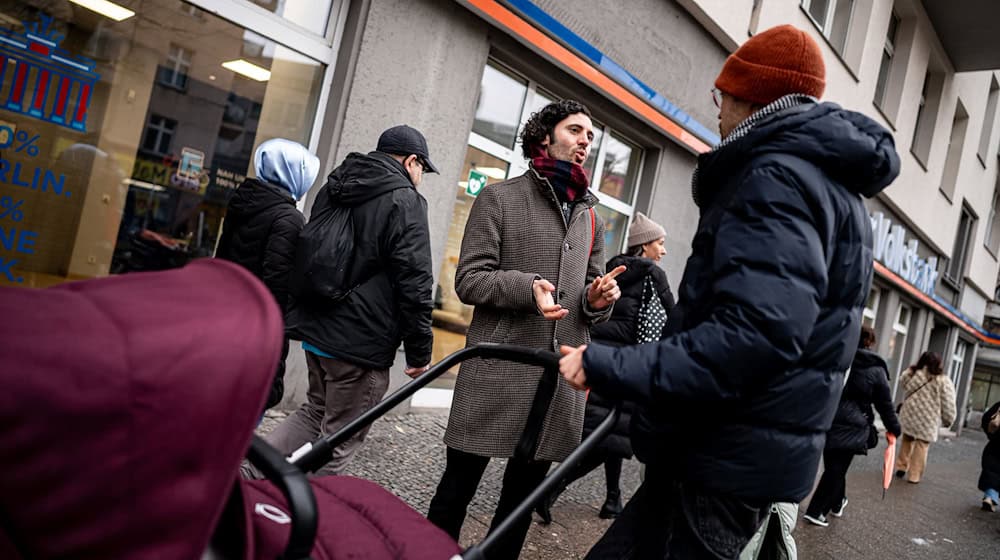 Wenn Hakan Demir, Bundestagsabgeordneter der SPD, in seinem Wahlkreis Berlin-Neukölln unterwegs ist, wird er häufig auf der Straße angesprochen. Manchmal geht es in den Gesprächen um Fragen des Asylrechts oder um faire Löhne. / Foto: Fabian Sommer/dpa