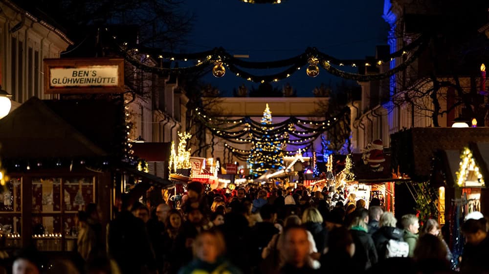 Obwohl weniger Menschen Weihnachtsmärkte in Brandenburg besucht haben, zeigt sich der Veranstalter zufrieden. (Archivbild) / Foto: Fabian Sommer/dpa