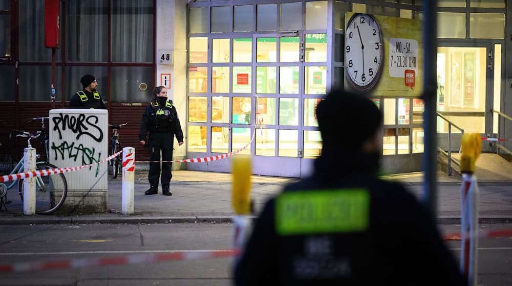 Polizisten ermitteln nach einem Angriff vor einem Supermarkt in Berlin-Charlottenburg. / Foto: Bernd von Jutrczenka/dpa