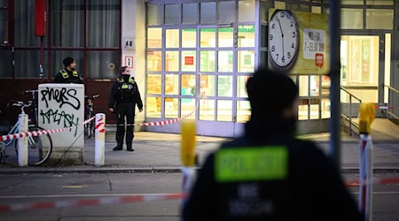 Polizisten ermitteln nach einem Angriff vor einem Supermarkt in Berlin-Charlottenburg. / Foto: Bernd von Jutrczenka/dpa