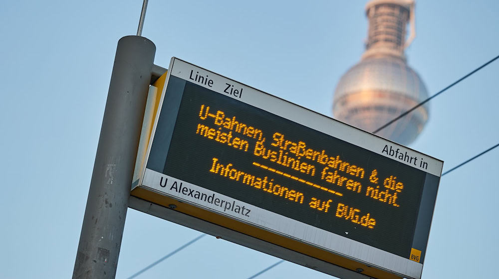 So könnte es bald wieder an den Haltestellen in Berlin aussehen: BVG-Fahrgästen drohen Warnstreiks der Gewerkschaft Verdi. (Archivbild) / Foto: Joerg Carstensen/dpa