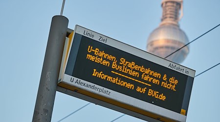 So könnte es bald wieder an den Haltestellen in Berlin aussehen: BVG-Fahrgästen drohen Warnstreiks der Gewerkschaft Verdi. (Archivbild) / Foto: Joerg Carstensen/dpa