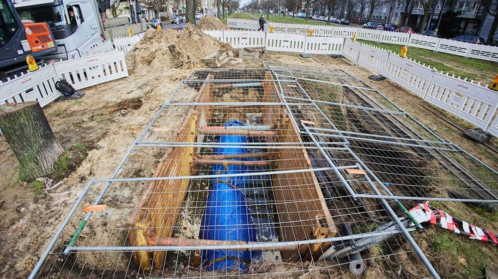 Das geborstene Wasserrohr muss nun repariert werden. / Foto: Joerg Carstensen/dpa