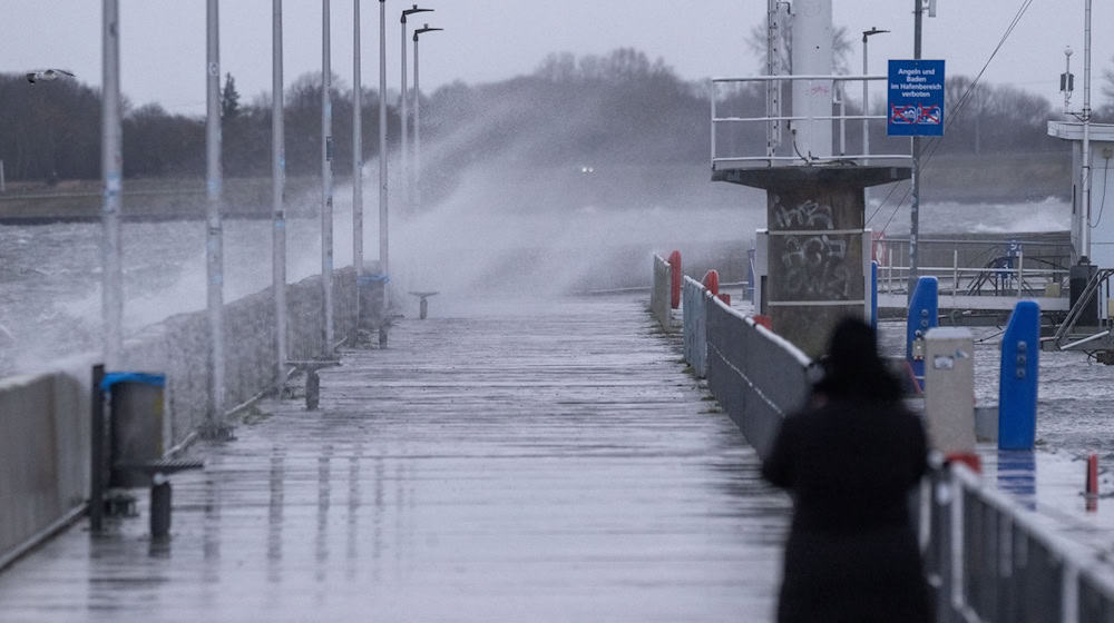 Das Wasser an der Ostsee steigt. Für Abschnitte der Oder im Nordosten Brandenburgs gilt Hochwasser-Alarmstufe 1.  / Foto: Stefan Sauer/dpa