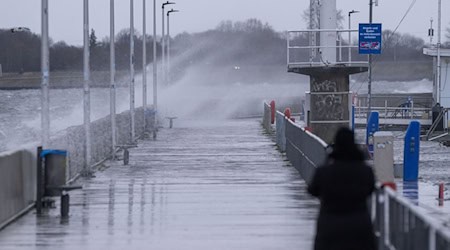 Das Wasser an der Ostsee steigt. Für Abschnitte der Oder im Nordosten Brandenburgs gilt Hochwasser-Alarmstufe 1.  / Foto: Stefan Sauer/dpa