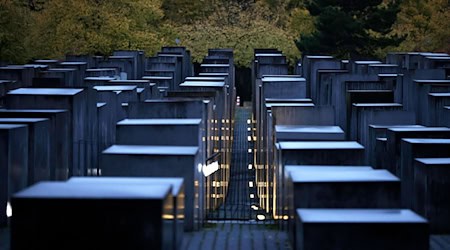 Ein Mann zerstörte am Holocaust-Mahnmal abgelegte Kränze. (Archivbild) / Foto: Carsten Koall/dpa