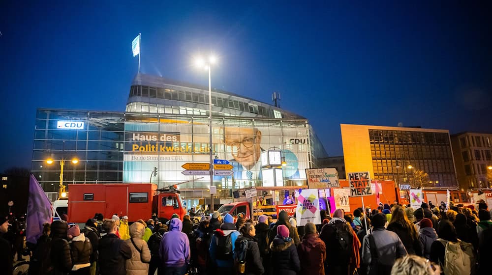 Vor der CDU-Zentrale ist am Wahlabend eine große Demonstration geplant. (Archivbild) / Foto: Christoph Soeder/dpa