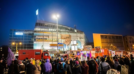 Vor der CDU-Zentrale ist am Wahlabend eine große Demonstration geplant. (Archivbild) / Foto: Christoph Soeder/dpa