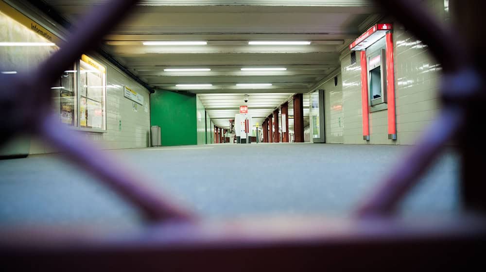 Hier fuhr zwei Tage lang gar nichts - die U-Bahnstationen waren Donnerstag und Freitag mit Gittern verschlossen.  / Foto: Carsten Koall/dpa