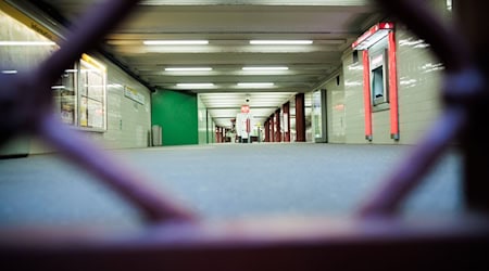 Hier fuhr zwei Tage lang gar nichts - die U-Bahnstationen waren Donnerstag und Freitag mit Gittern verschlossen.  / Foto: Carsten Koall/dpa