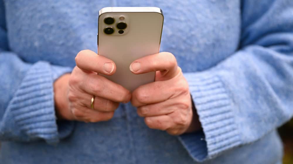 Ein Betrüger bringt eine 72-Jährige um 11.000 Euro. Sie sollte dafür Apps installieren. (Symbolbild) / Foto: Bernd Weißbrod/dpa