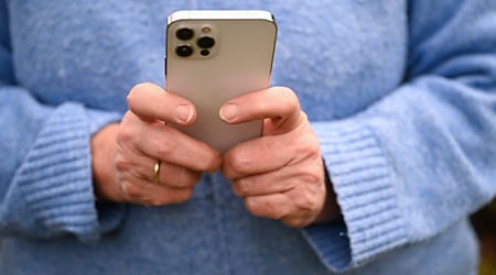 Ein Betrüger bringt eine 72-Jährige um 11.000 Euro. Sie sollte dafür Apps installieren. (Symbolbild) / Foto: Bernd Weißbrod/dpa