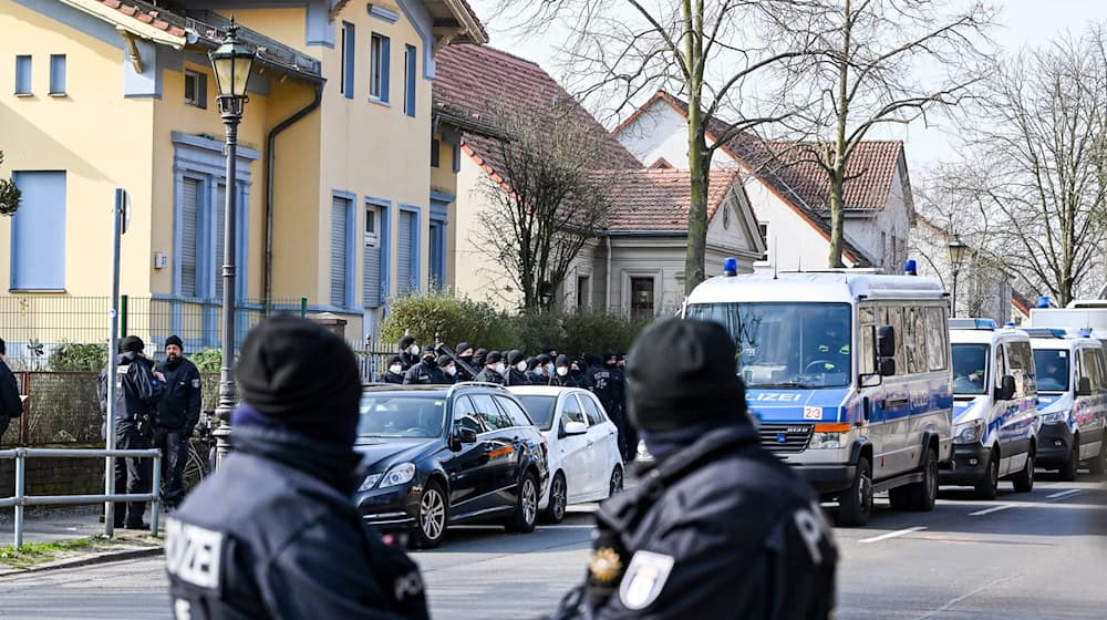 Ein Mitglied eines bekannten Clans soll in der Silvesternacht 2023/ 2024 eine Polizistin durch Faustschläge verletzt haben. Nun verhandelt ein Amtsgericht. (Archivbild) / Foto: Jens Kalaene/dpa