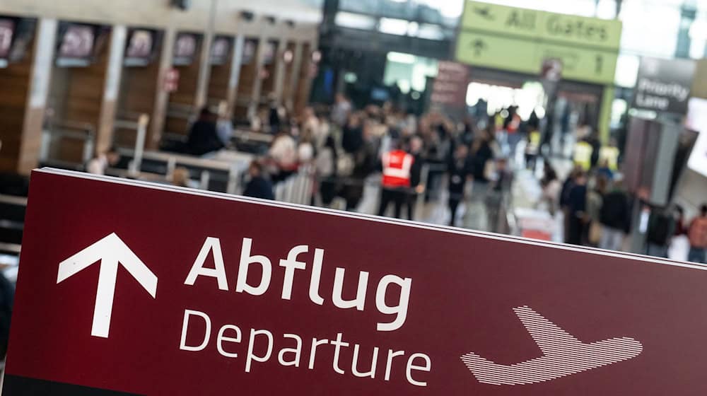 Am Flughafen BER erfolgt der Zugriff der Polizei: Ein Verdächtiger wird wegen eines mutmaßlichen Anschlagsplans festgenommen. (Archivbild) / Foto: Fabian Sommer/dpa