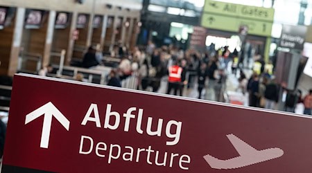 Am Flughafen BER erfolgt der Zugriff der Polizei: Ein Verdächtiger wird wegen eines mutmaßlichen Anschlagsplans festgenommen. (Archivbild) / Foto: Fabian Sommer/dpa