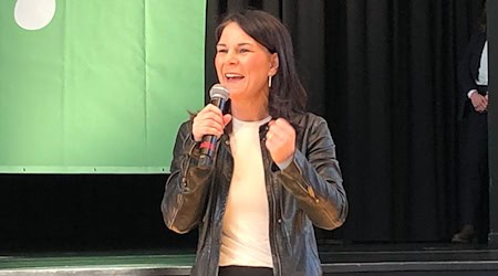 Annalena Baerbock (Grüne) spricht bei einer Wahlkampf-Veranstaltung in Ludwigsfelde in Brandenburg. / Foto: Leonard Fischer/dpa