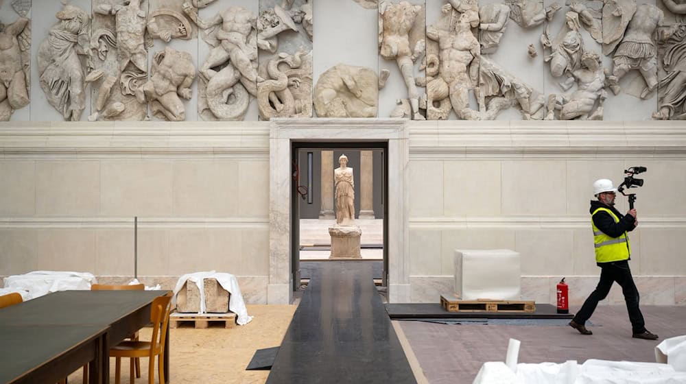 Im Hintergrund steht die Figur der Göttin Athene im Saal der Hellenistischen Architektur. / Foto: Soeren Stache/dpa