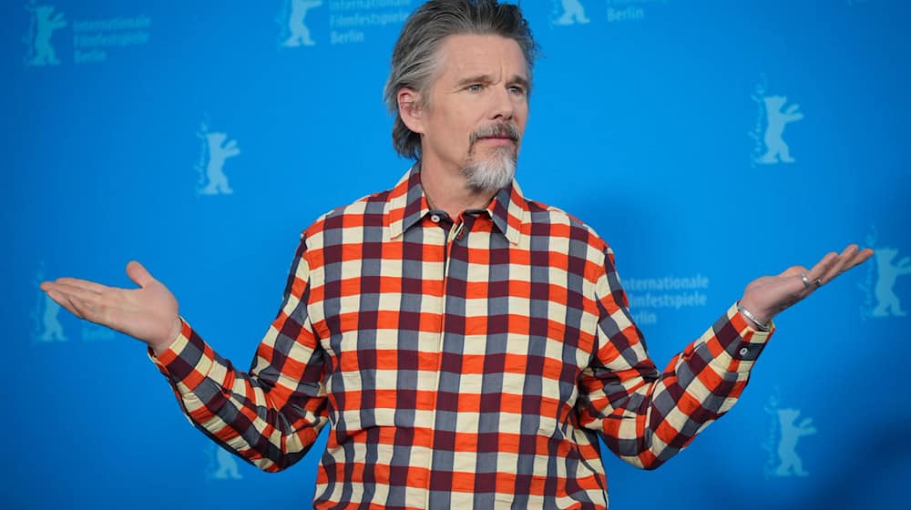 Ethan Hawke ist der Protagonist des Wettbewerb-Films «Blue Moon». (Archivbild) / Foto: Soeren Stache/dpa