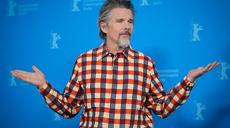 Ethan Hawke ist der Protagonist des Wettbewerb-Films «Blue Moon». (Archivbild) / Foto: Soeren Stache/dpa