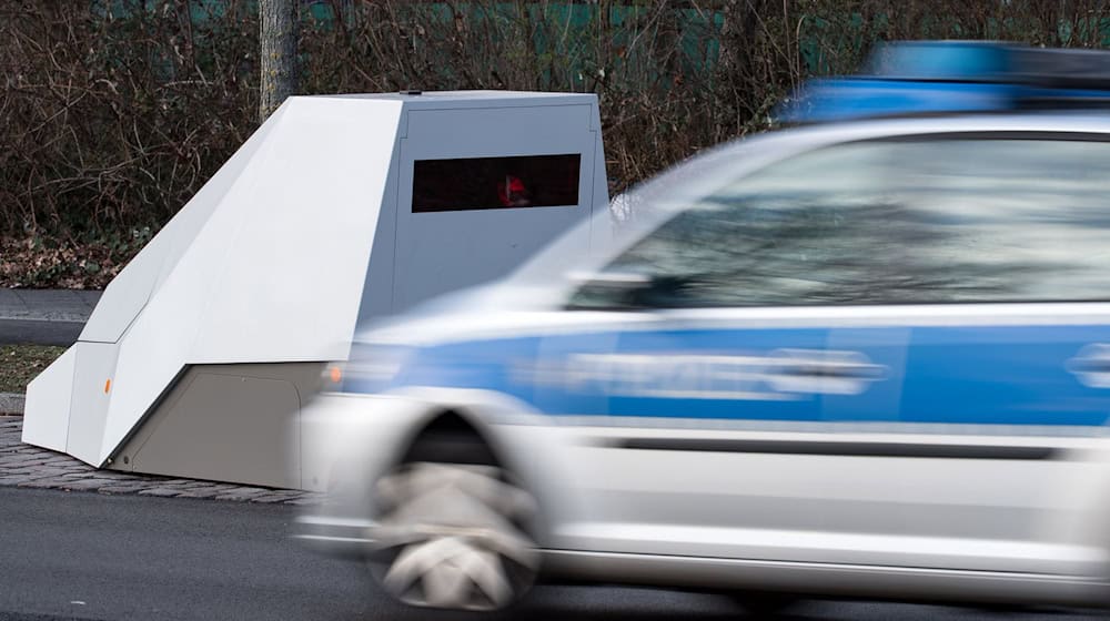 Momentan gibt es in Berlin nach Angaben der Grünen rund 80 mobile Blitzer. (Archivbild) / Foto: Bernd von Jutrczenka/dpa