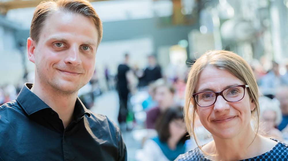 Die Berliner Linken-Landesvorsitzenden Maximilian Schirmer und Franziska Brychcy melden einen Mitgliederboom. (Archivbild) / Foto: Christoph Soeder/dpa