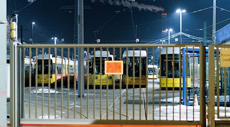 Die Straßenbahnen blieben zwei Tage lang im Depot.  / Foto: Carsten Koall/dpa