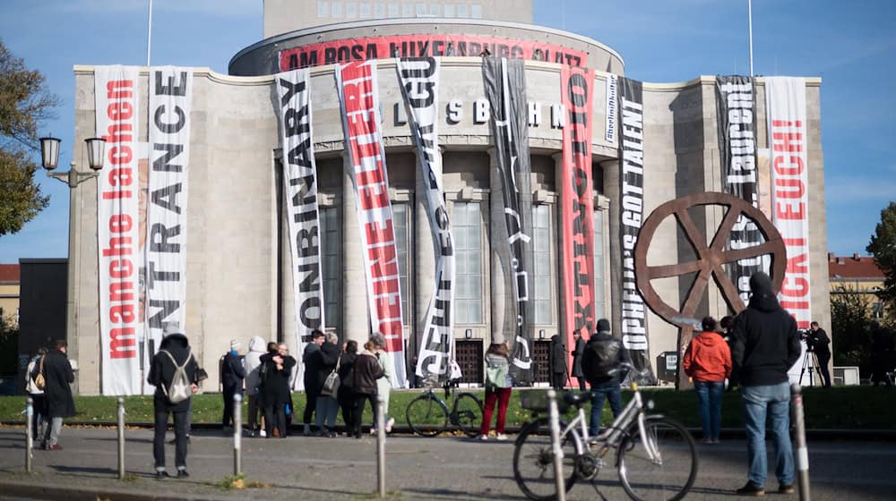 Die Volksbühne ist wie viele andere Kultureinrichtungen in Berlin von Einsparungen betroffen. (Archivbild)  / Foto: Sebastian Christoph Gollnow/dpa