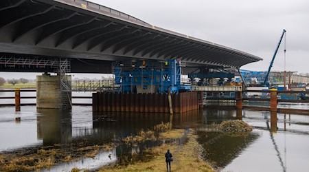 Der Überbau der Strombrücke der derzeit über die Elbe verschoben wird, ist eine 412 Meter lange und 31 Meter breite Stahlkonstruktion. (Archivbild) / Foto: Klaus-Dietmar Gabbert/dpa