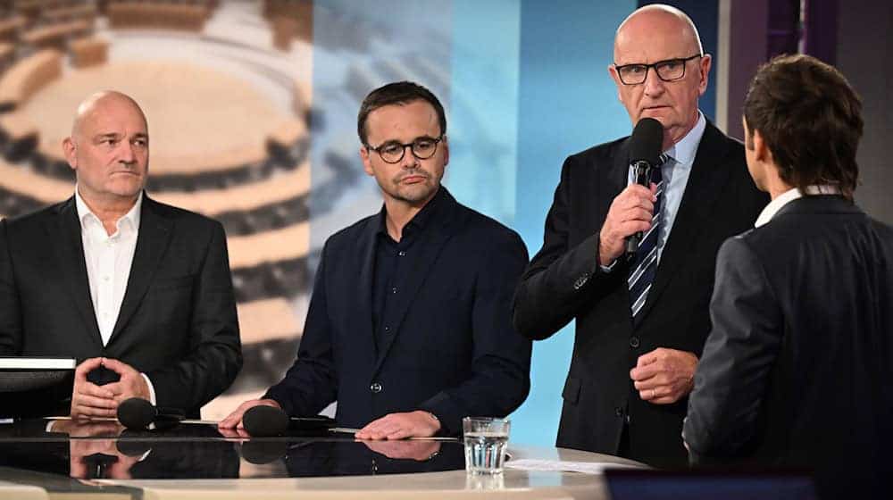 Brandenburgs CDU-Chef Jan Redmann (Mitte) wirft SPD und BSW nach ihrem Start Stillstand vor. Hier ist er mit Robert Crumbach (BSW) und Dietmar Woidke (SPD) zu sehen. (Archivbild)  / Foto: Bernd von Jutrczenka/dpa