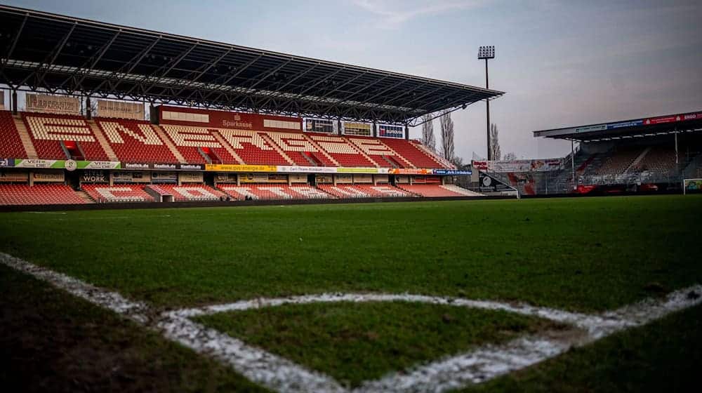 Millionen-Förderung: Das Stadion des Energie Cottbus soll zweitligatauglich werden.  / Foto: Julius Frick/dpa