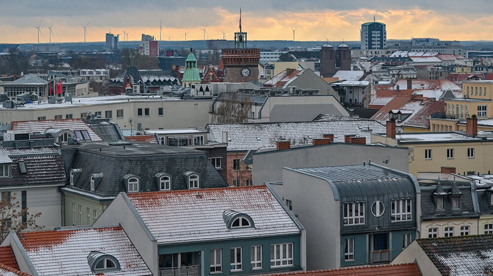 In Cottbus soll der Bombardierung der Stadt vor 80 Jahren gedacht werden. (Symbolbild) / Foto: Patrick Pleul/dpa