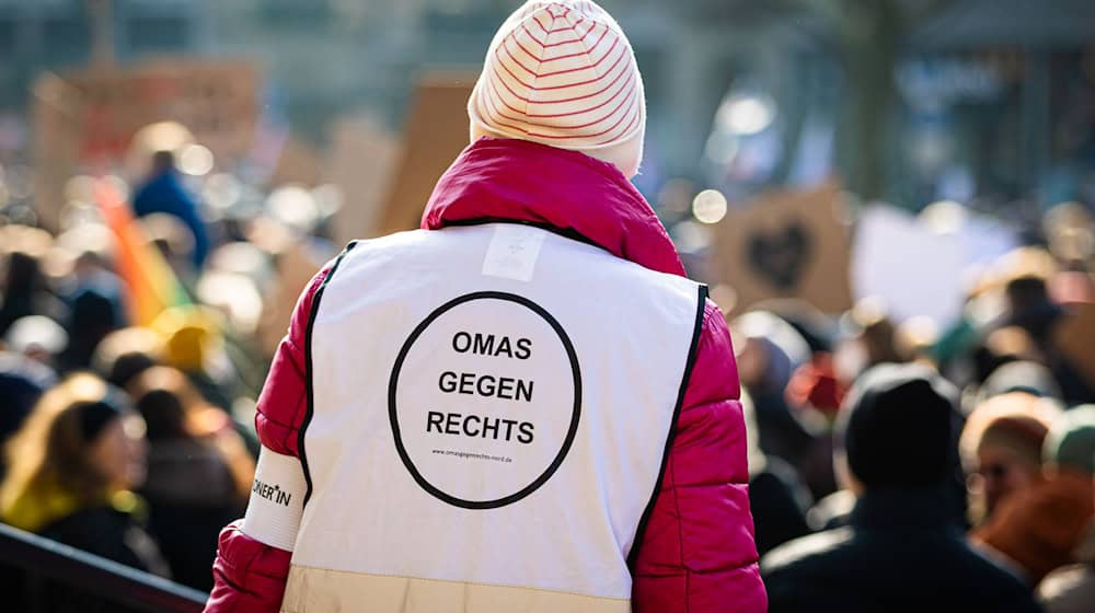 In Berlin und Potsdam demonstrieren Hunderte bei Kundgebungen der «Omas gegen Rechts».  / Foto: Moritz Frankenberg/dpa