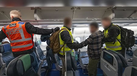 Bei einem Abschiebeflug nach Pakistan waren auch fünf Menschen aus Brandenburg dabei. / Foto: Boris Roessler/dpa