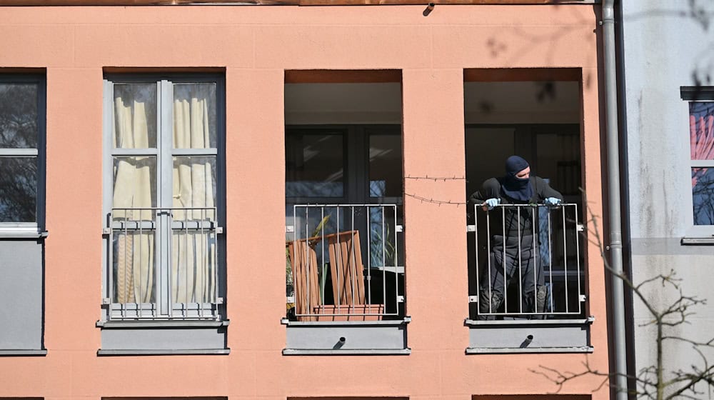 Sprengstoffverdacht im Zusammenhang mit den Ermittlungen wegen einer mutmaßlichen Anschlagsplanung: Die Polizei findet einen verdächtigen Gegenstand in einer Wohnung in Potsdam.  / Foto: Michael Bahlo/dpa