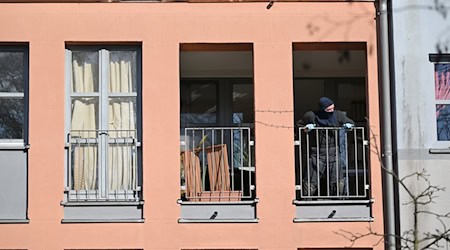 Sprengstoffverdacht im Zusammenhang mit den Ermittlungen wegen einer mutmaßlichen Anschlagsplanung: Die Polizei findet einen verdächtigen Gegenstand in einer Wohnung in Potsdam.  / Foto: Michael Bahlo/dpa