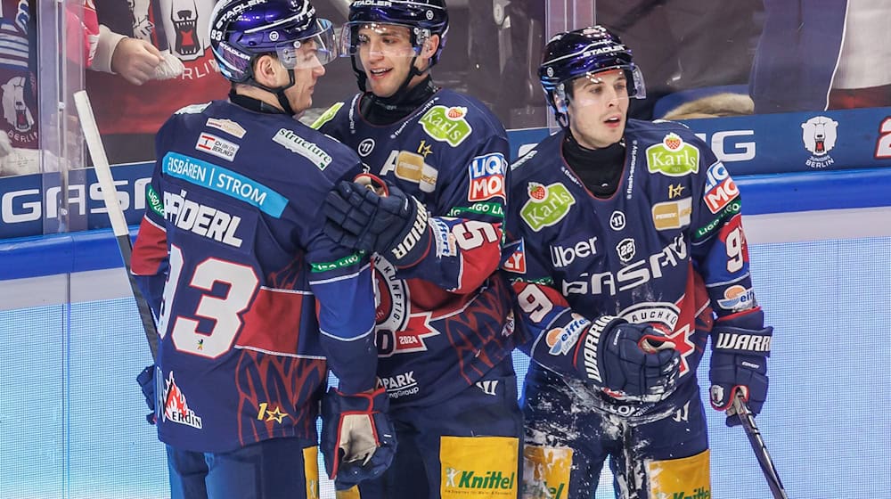 Angreifer Leonhard Pföderl (l.) traf beim Sieg der Eisbären gegen Straubing doppelt.  / Foto: Andreas Gora/dpa