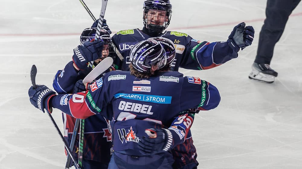 Die Eisbären Berlin feiern den Kantersieg gegen Düsseldorf / Foto: Andreas Gora/dpa