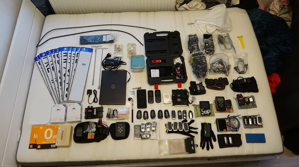 Eine Autoschieber-Bande soll dutzende Fahrzeuge in Berlin und Brandenburg geknackt haben - die Polizei stellte Einbruchswerkzeuge und Technik sicher.  / Foto: -/Polizei Brandenburg/dpa