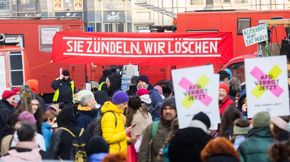 Vor der FDP-Zentrale versammeln sich Demonstranten.  / Foto: Christoph Soeder/dpa