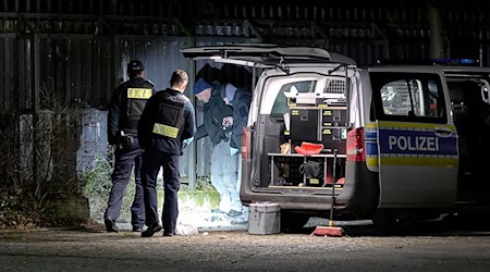 Polizisten untersuchen einen Explosionsort an einem Polizeigelände. (Archivbild)  / Foto: Michael Ukas/dpa