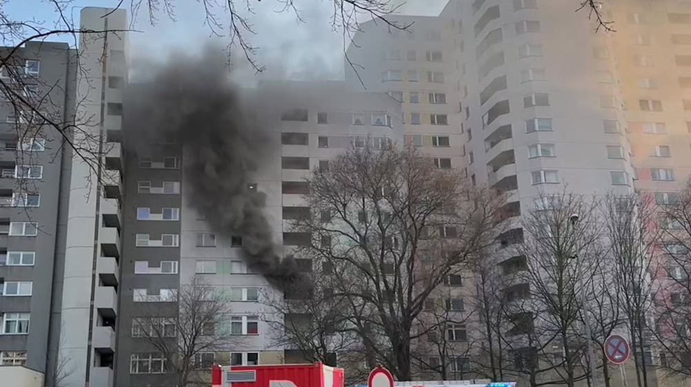 Fünf Anwohner mussten von der Feuerwehr gerettet werden. / Foto: Sabina Crisan/dpa