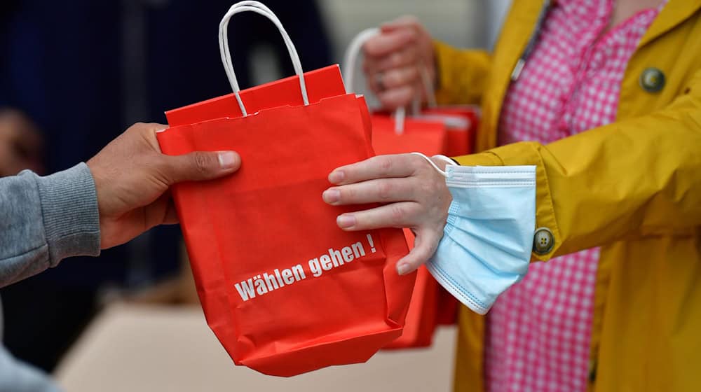 Eine Frau soll in Berlin-Lichtenberg Wahlhelfer der Partei Die Linke angegriffen haben. (Symbolbild) / Foto: Martin Schutt/dpa-Zentralbild/dpa